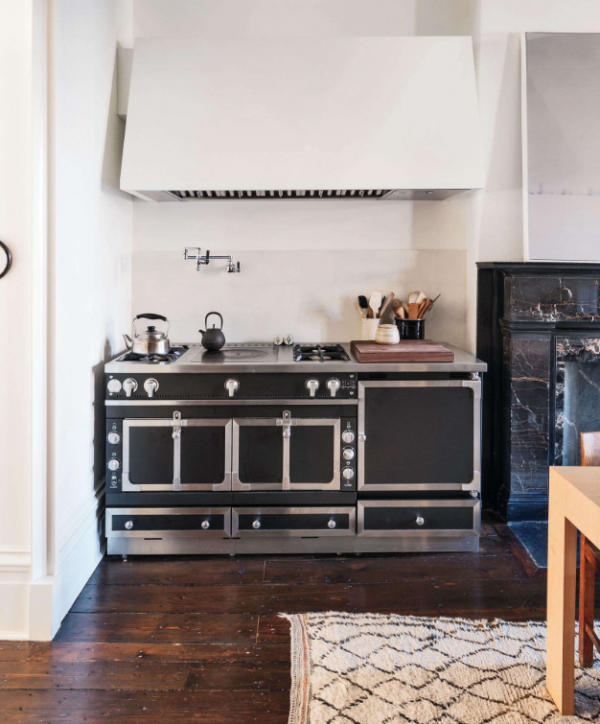 Dapur dengan kompor dan oven bergaya vintage